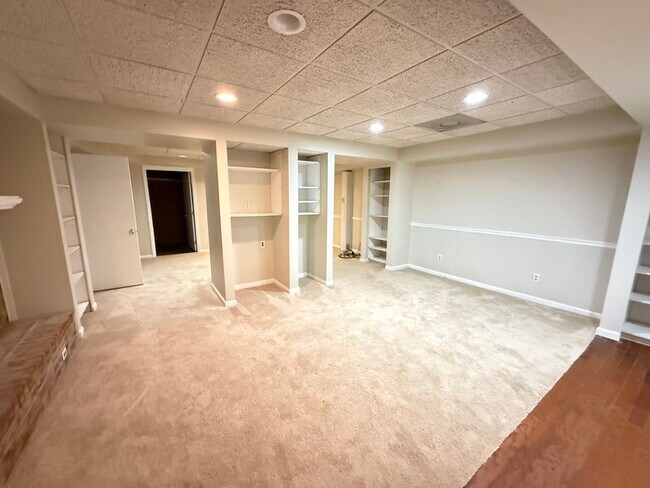 Building Photo - 5556 Hunters Hill Rd