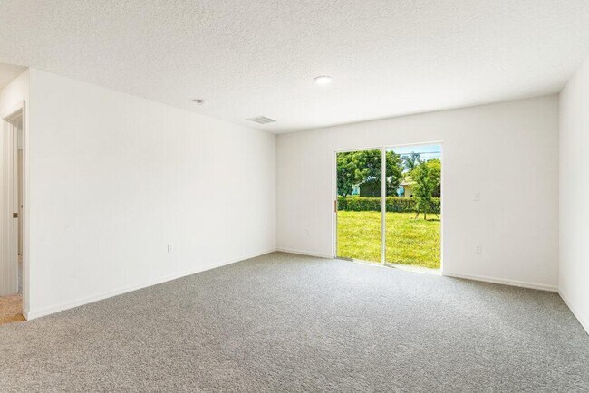 Building Photo - 442 SW Carmelite St