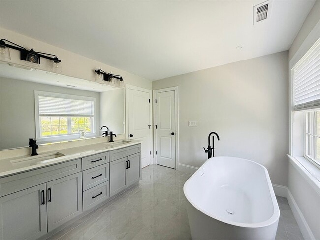 Building Photo - 67 Overbrook Dr