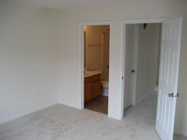 Building Photo - 928 Charlton Ln