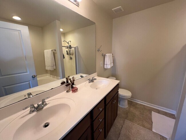 Building Photo - 3 Bedroom 4 Bath Townhouse in Bolton's Lan...