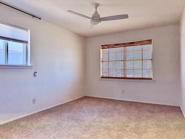 Building Photo - House For Rent