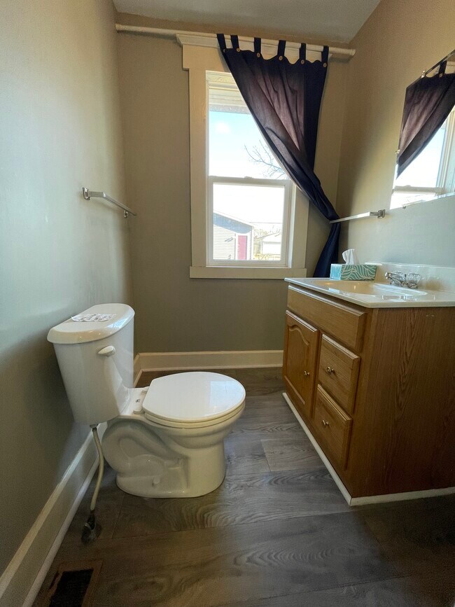 Building Photo - 235 N Oxford St