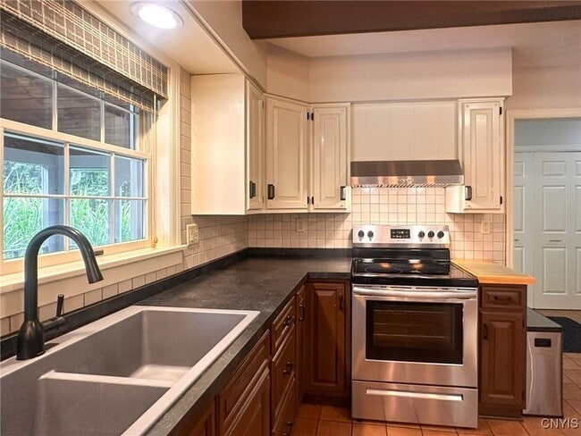 Building Photo - 97 1/2 Sanger Avenue Unit