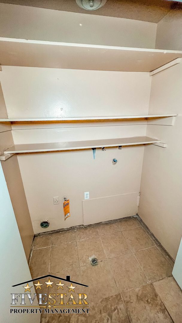 Building Photo - 117 Universe Ave