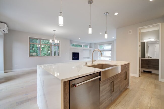 Building Photo - 4Bd/3Ba Bellevue Townhouse