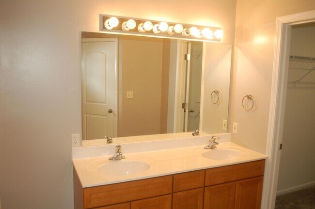 Building Photo - 5007 Craydon Dr