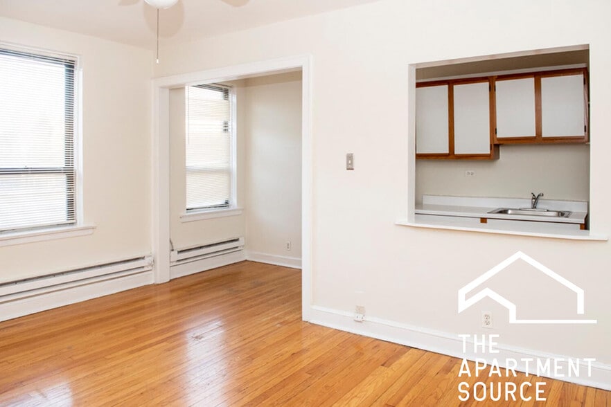 Building Photo - 3345 N Marshfield Ave