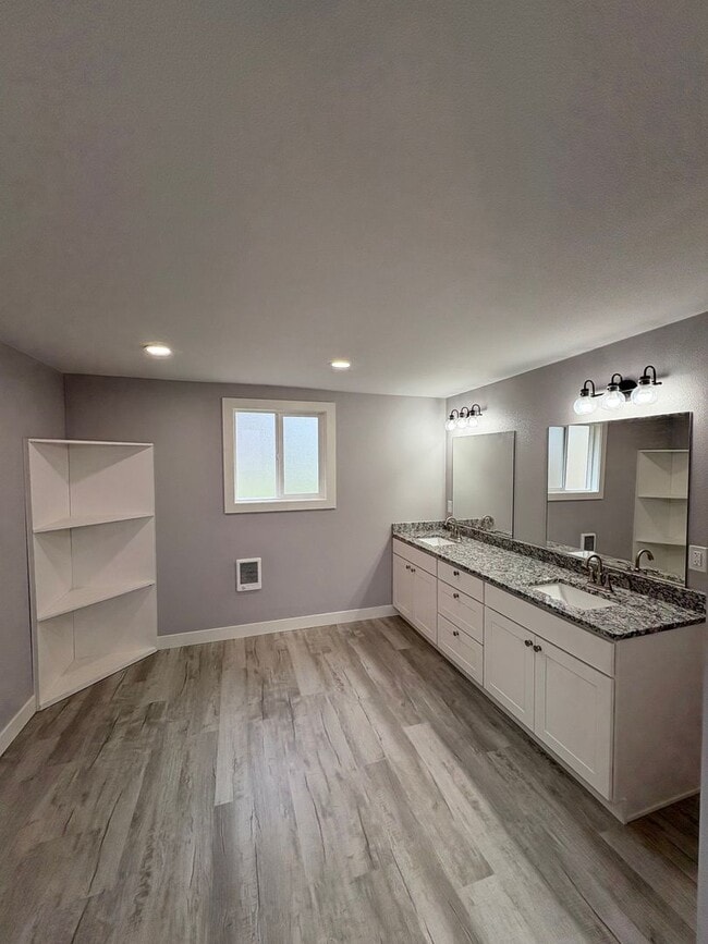 Building Photo - 4 bedroom, 2 bath house located in Downtown Stayton, OR