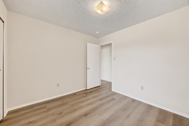 Building Photo - 12047 Plumpoint Dr