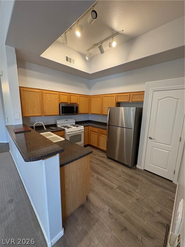 Building Photo - 2305 W Horizon Ridge Pkwy