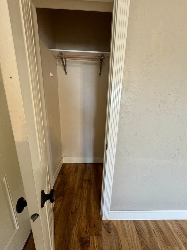 Building Photo - 560 E 6th N