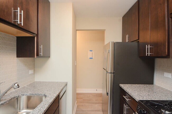 Building Photo - 533 W Surf St