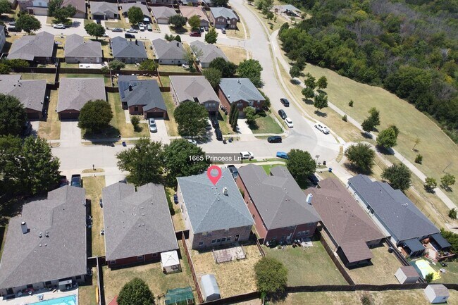 Building Photo - 5-bedroom, 3 bathrooms House for Rent