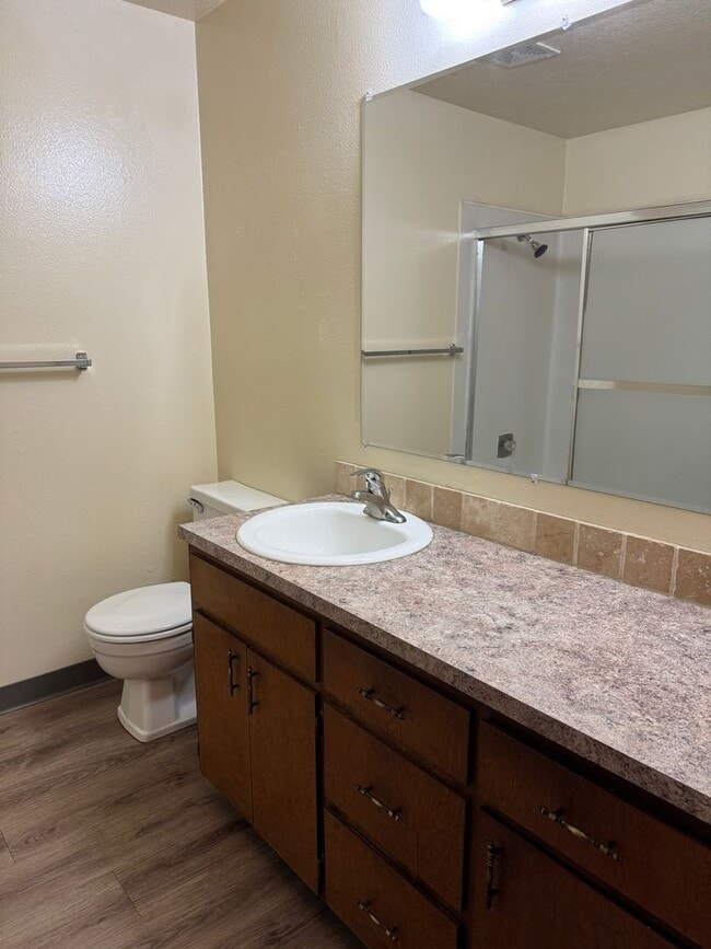 Building Photo - Large single level 2 bedroom 1 bath duplex in Springfield!