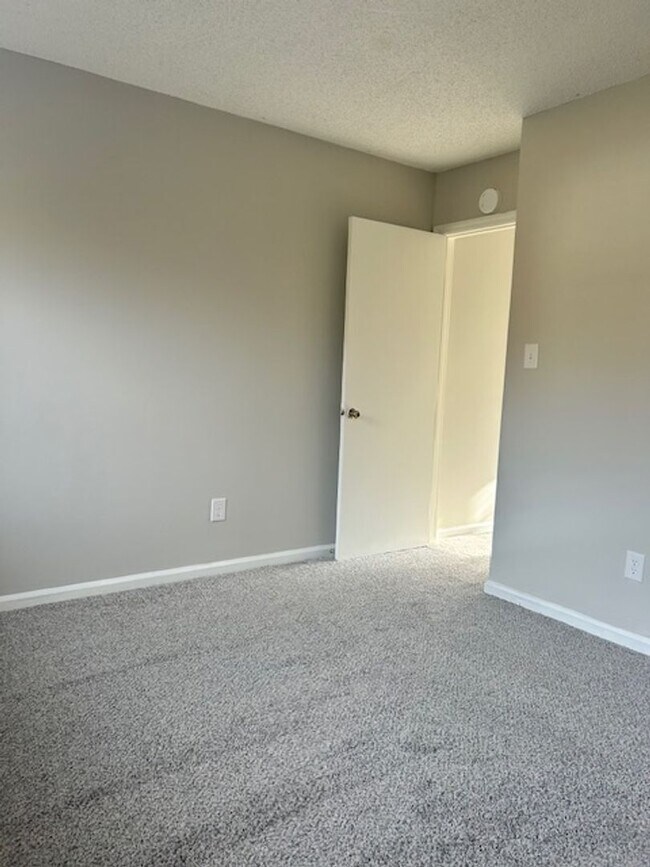 Building Photo - Available 3 bedroom/ 2 bathroom Home!