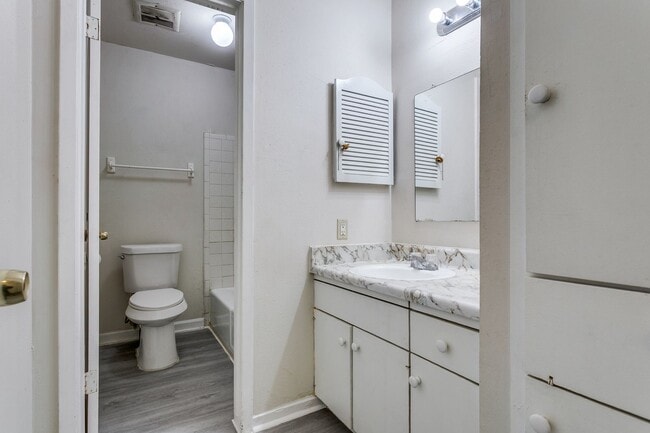 Building Photo - 528-S