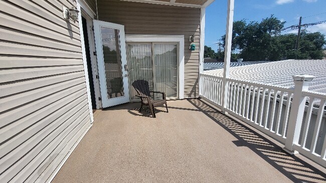 Building Photo - 2130 Simon Bolivar Ave