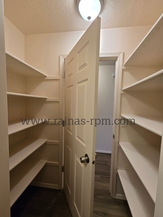 Building Photo - 1885 N Allumbaugh St