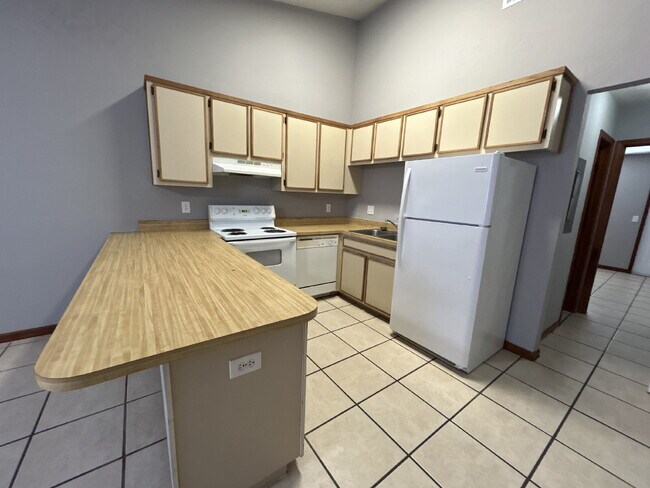 Building Photo - Spacious 1 Bedroom 1 Bathroom! Located Off Ocala Road.