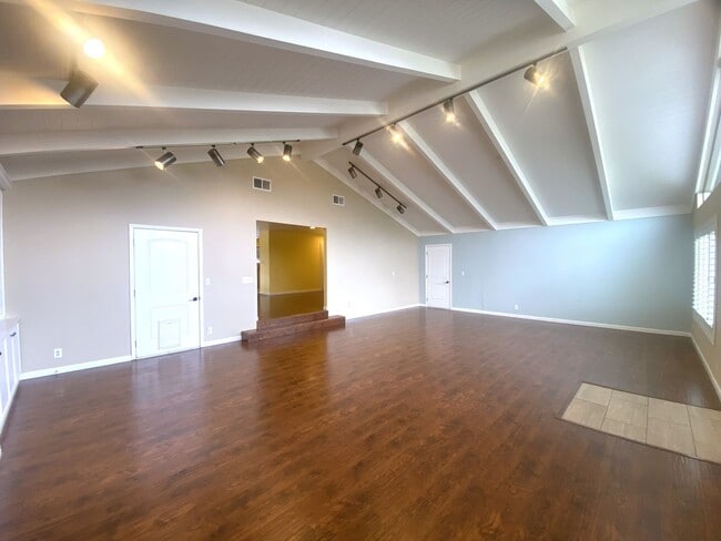 Building Photo - Sunlit 3-Bed Fremont Home in Cabrillo with...