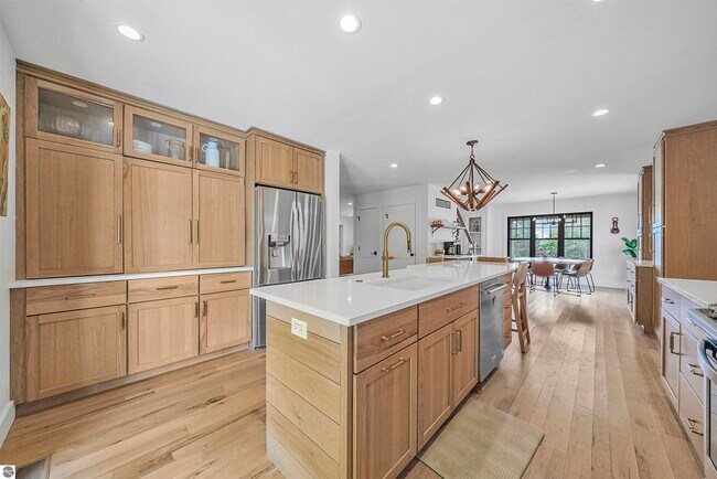 Building Photo - 7320 Peninsula Dr