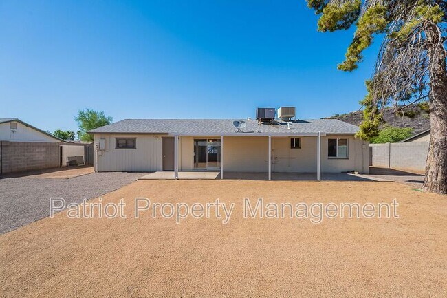 Building Photo - 1609 W Voltaire Ave