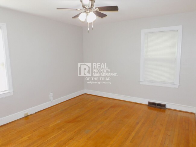 Building Photo - Adorable 2 BR/1 BA Home w/ Fenced Yard