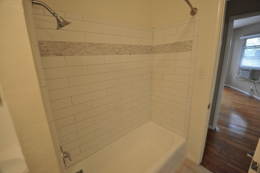 Building Photo - 14830 Dickens St