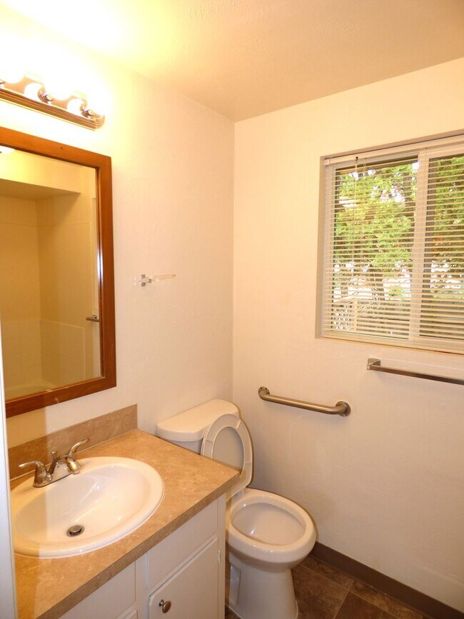 Building Photo - Rent Special: 1/2 Off July's Rent!! Ground Level 1 Bedroom 1 Bath W/ AC