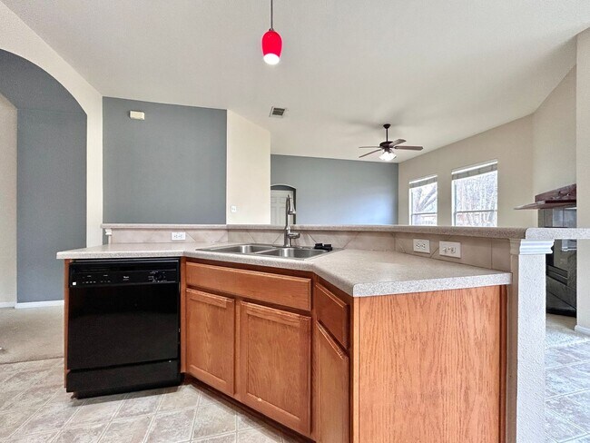 Building Photo - Warm & Cozy 3 Bed / 2 Bath Home with Fenced Yard and 2-Car Garage