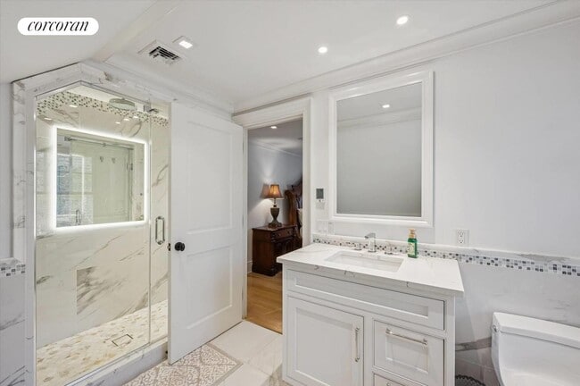 Building Photo - 30 Club Ln