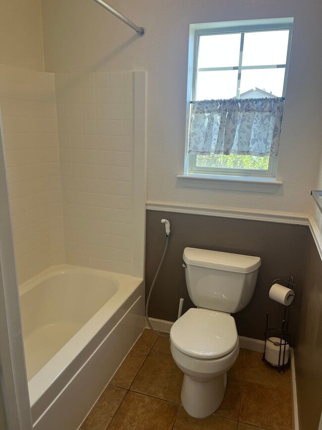 Building Photo - 3 bedroom 3 bathroom with bonus room in No...