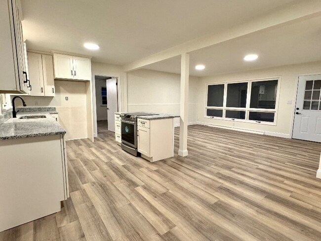 Building Photo - 2051 S Post Rd