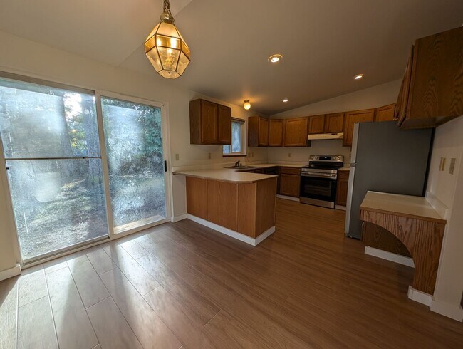 Building Photo - Manchester 3 Bedroom. Available NOW!!