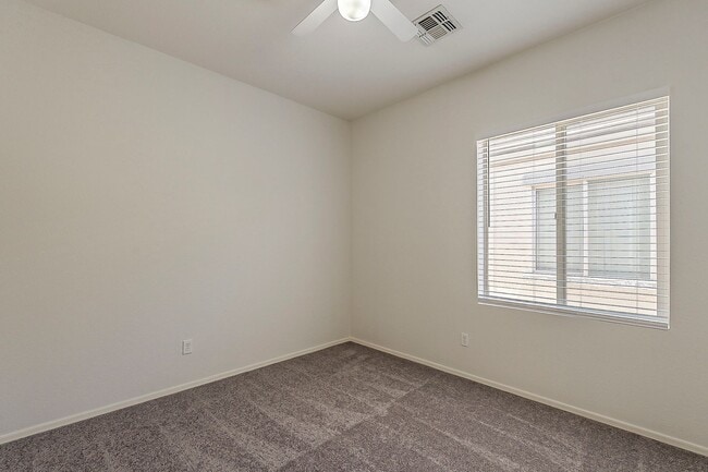 Building Photo - 3 Bed 2 Bath - New Kitchen Appliances\Carp...