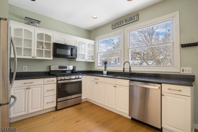 Building Photo - 30 Sussex Ave