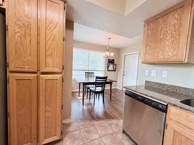 Building Photo - Murray Condo