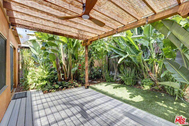 Building Photo - 1138 1\2 N Poinsettia Pl