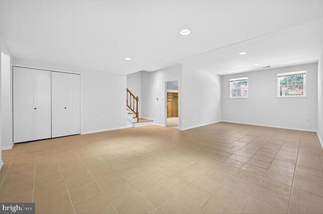 Building Photo - 4867 Carriagepark Rd