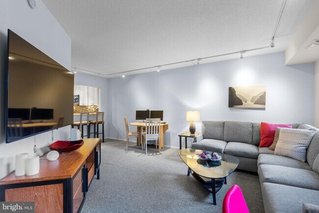 Building Photo - 900 N Stafford St