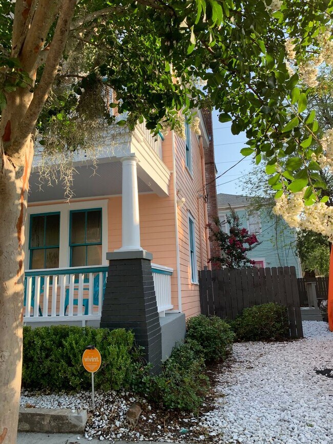 Building Photo - Stunning 3 bedroom/2bath Victorian home