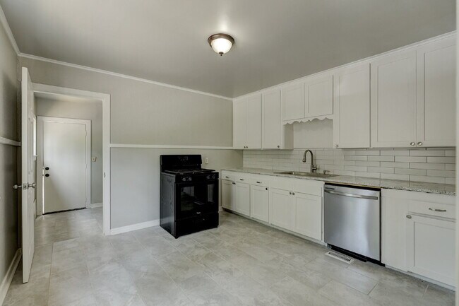 Building Photo - Remodeled 2/1