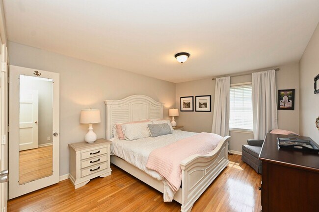 Building Photo - **RARE BRENTWOOD FIND, A MASTERCLASS IN ELEGANT SOUTHERN DESIGN**