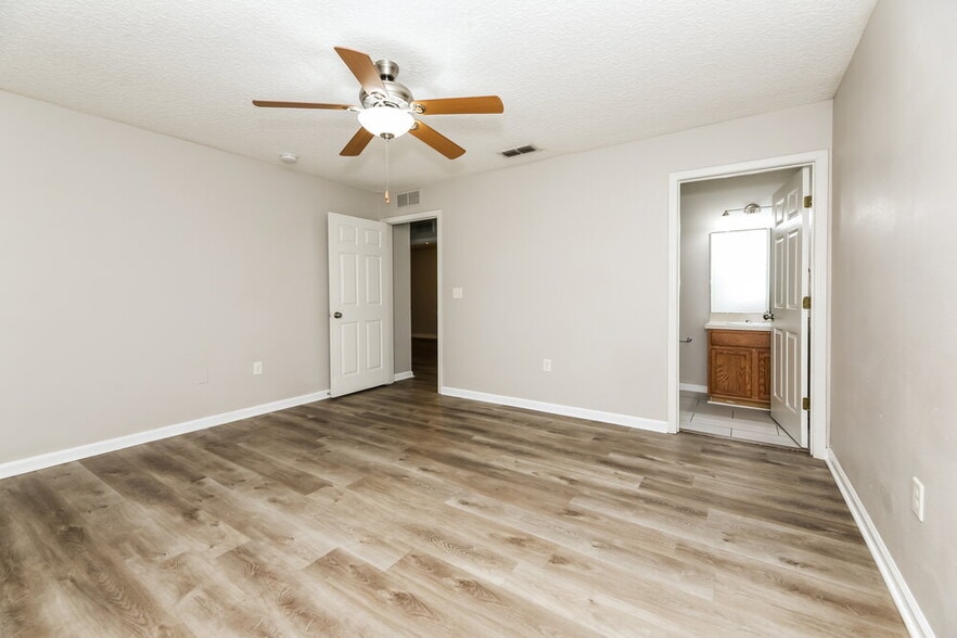 Building Photo - 2140 Thomas Ct