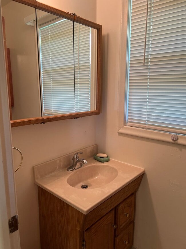 Building Photo - Charming 4-Bed, 1.5-Bath Home on the Outsk...