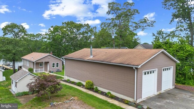 Building Photo - 332 Riverside Dr