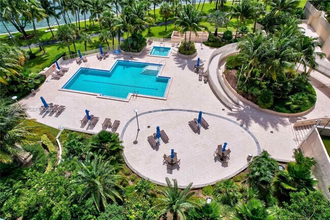 Building Photo - 2 Grove Isle Dr