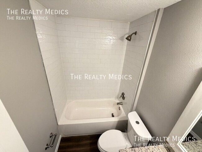 Building Photo - 2615 Fair Oaks Dr