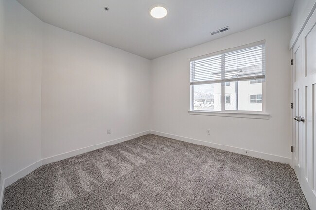 Building Photo - 665 N 380 W